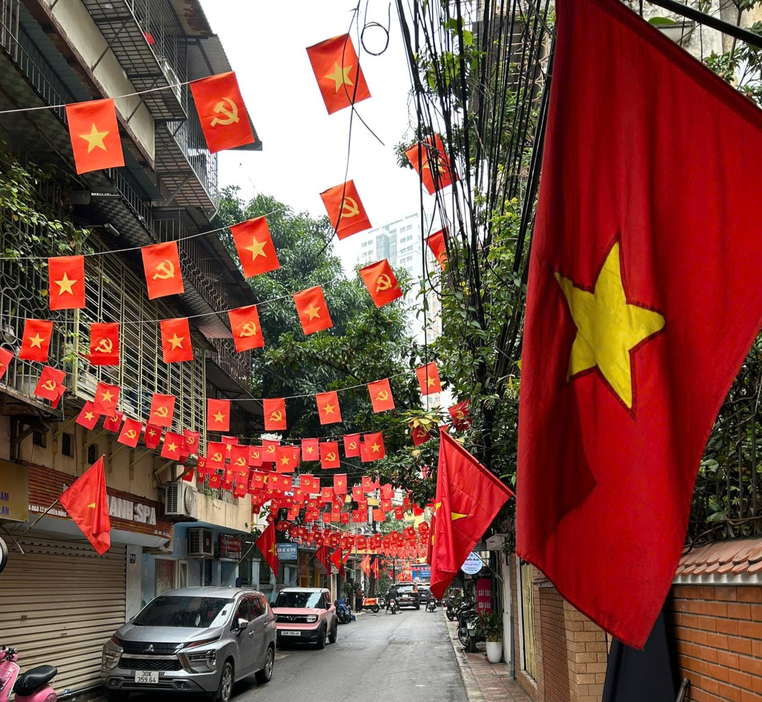 Phụ nữ phường Giảng Võ chào mừng Đại hội Đảng lần thứ XIV