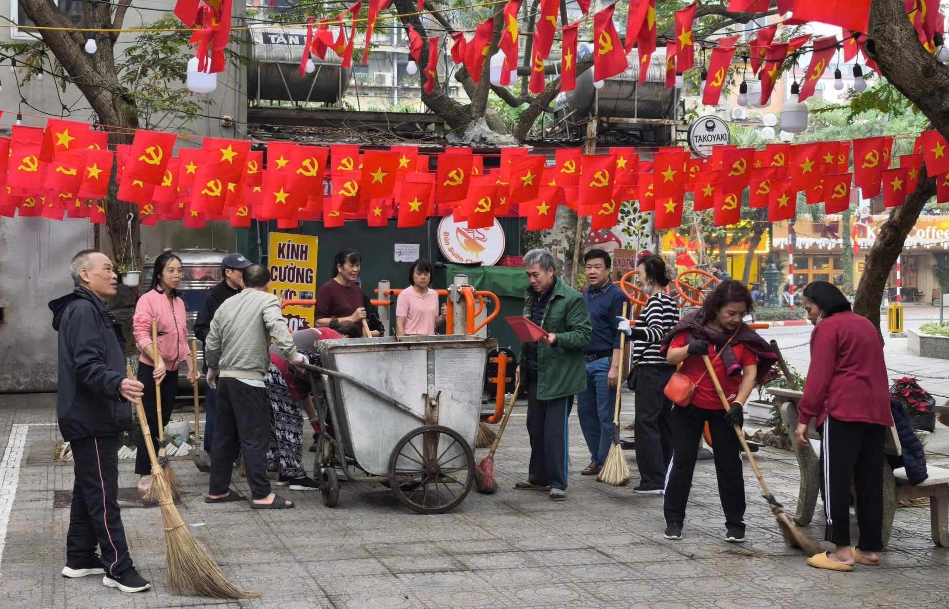 Phụ nữ phường Giảng Võ chào mừng Đại hội Đảng lần thứ XIV