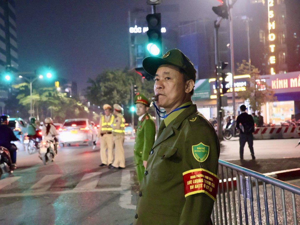 Lực lượng CSGT phối hợp với các đơn vị triển khai phương án phân luồng thành nhiều lớp, duy trì TTATGT