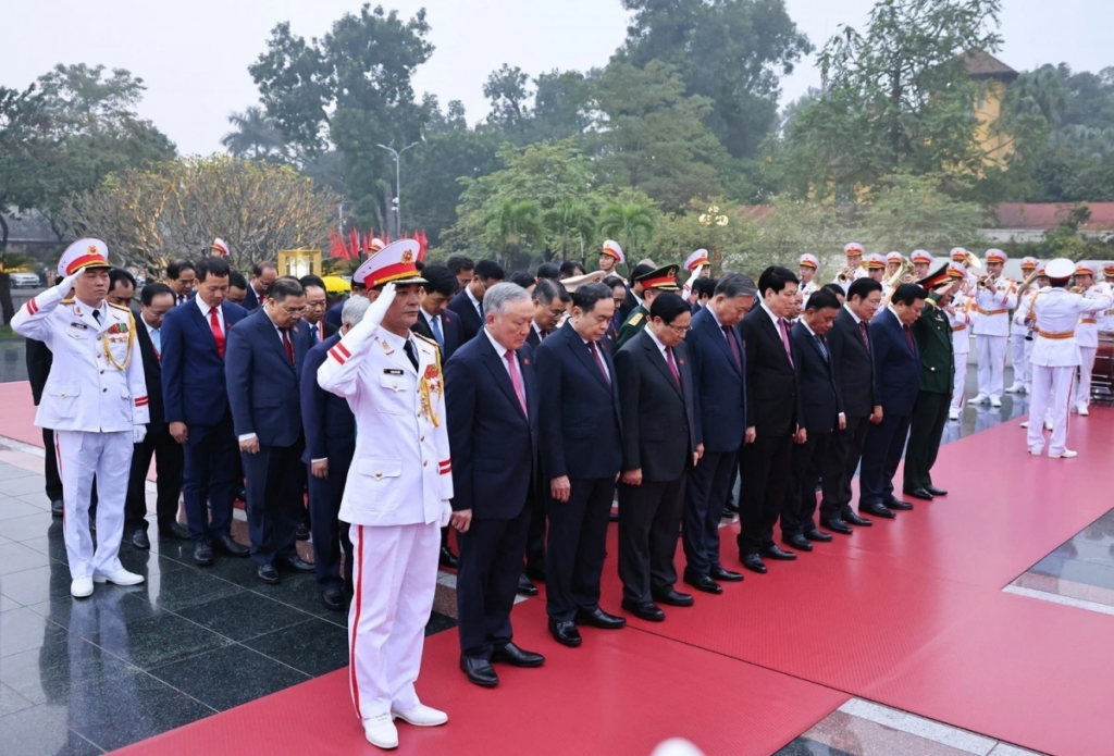 Các đại biểu nghiêng mình tưởng nhớ những người con ưu tú của dân tộc đã anh dũng chiến đấu, hy sinh, hiến dâng đời mình cho sự nghiệp đấu tranh vì độc lập, tự do và thống nhất đất nước