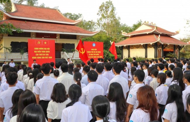 Sinh viên TP Hồ Chí Minh chào cờ chào mừng Đại hội XIV của Đảng