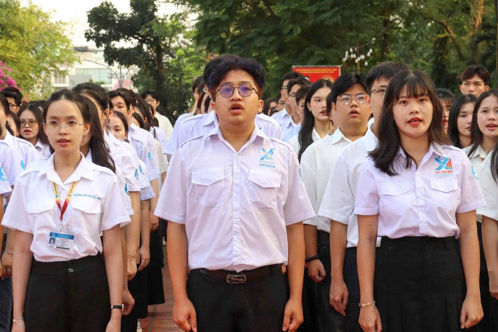 Các hội viên, sinh viên hát Quốc ca tại Lễ chào cờ chào mừng Đại hội XIV của Đảng