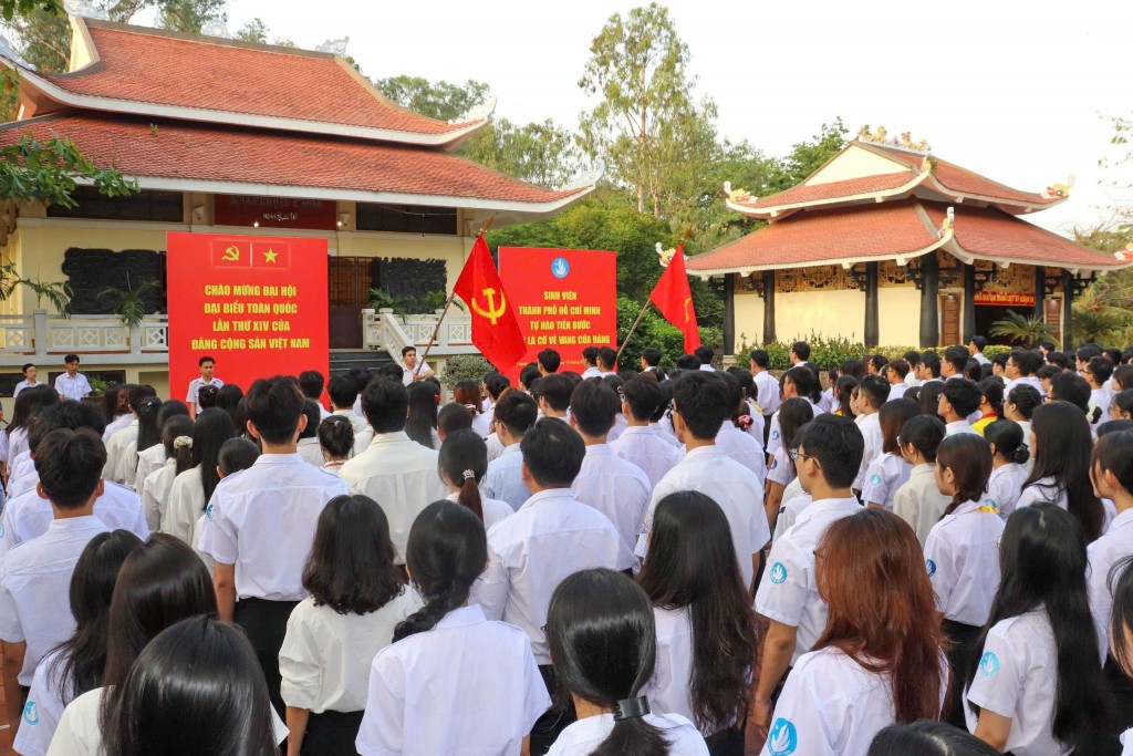 Sinh viên TP Hồ Chí Minh chào cờ chào mừng Đại hội XIV