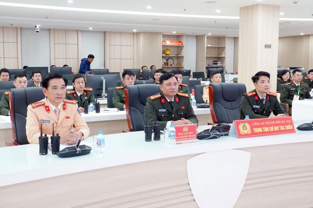 Đại tá Nguyễn Tiến Đạt, Phó Giám đốc Công an TP Hà Nội trực tiếp chỉ đạo công tác đảm bảo an ninh trật tự phục vụ Đại hội Đảng tại Trung tâm chỉ huy Công an TP