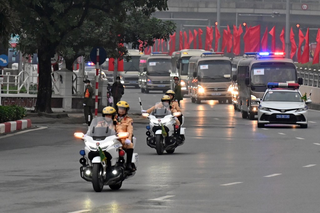 Công tác phân luồng giao thông được các lực lượng phối hợp hiệp đồng từ sớm, từ xa, đảm bảo giao thông cho các tuyến đường đoàn xe ưu tiên đi qua