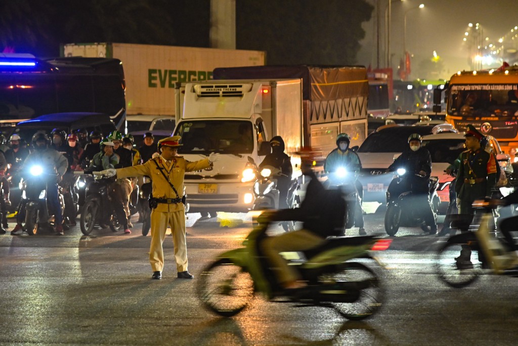 Ngay từ sáng sớm, các lực lượng Công an Thủ đô đã có mặt, triển khai đội hình ở các điểm theo phương án tổng thể bảo vệ tuyệt đối an ninh, an toàn Đại hội đại biểu lần thứ XIV của Đảng