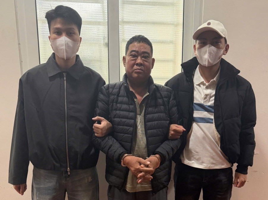 Công an phường Kiến An bắt giữ đối tượng Đinh Xuân Hoàng (giữa)