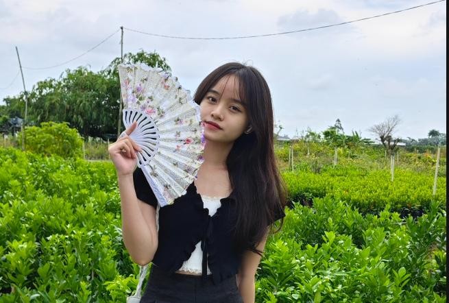 Cô gái chụp ảnh ở làng hoa Sa Đéc