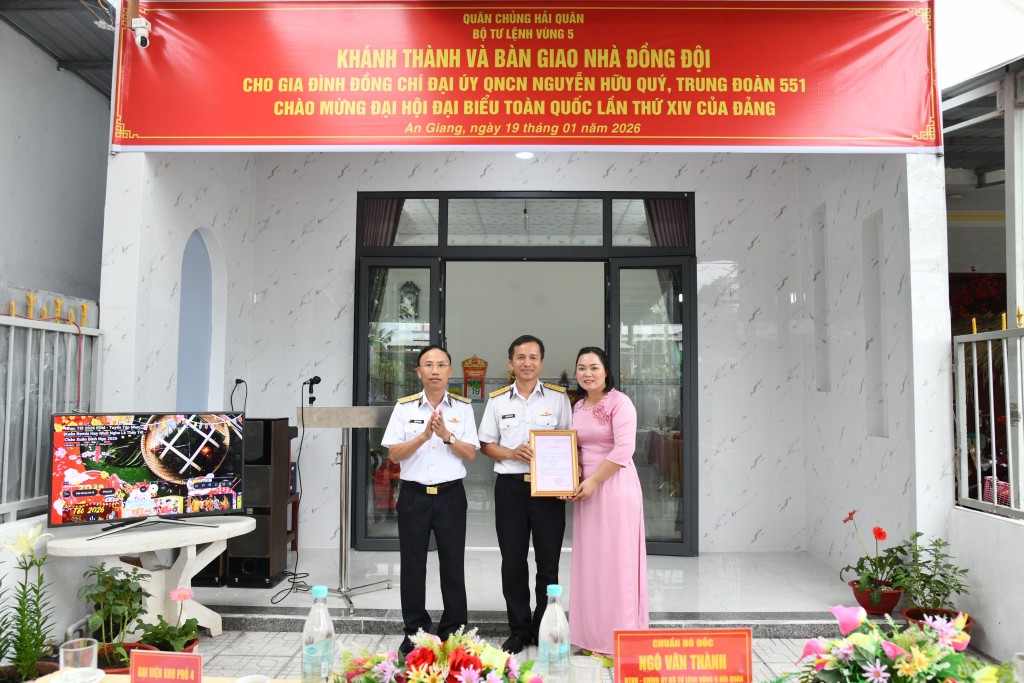 Chuẩn Đô đốc Ngô Văn Thành trao quyết định bàn giao nhà đồng đội