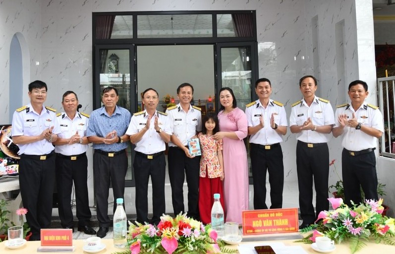 Bộ Tư lệnh Vùng 5 Hải quân bàn giao nhà đồng đội