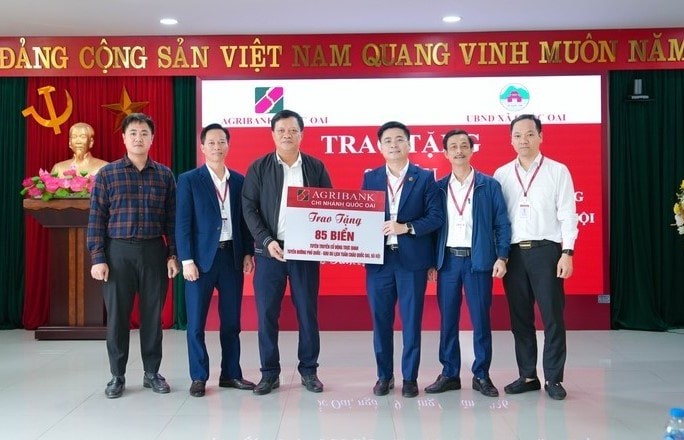 Agribank Quốc Oai trao 85 biển tuyên truyền về Đại hội Đảng
