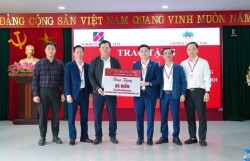 Agribank Quốc Oai trao 85 biển tuyên truyền về Đại hội Đảng