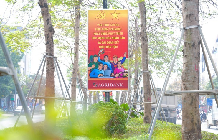 Agribank Quốc Oai trao 85 biển tuyên truyền về Đại hội Đảng