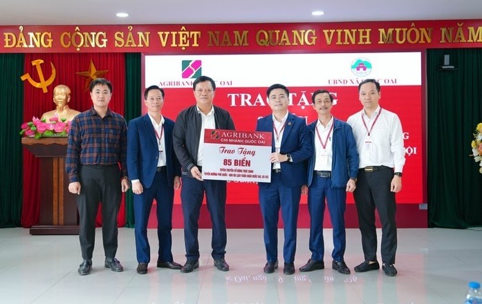 Agribank Quốc Oai trao 85 biển tuyên truyền về Đại hội Đảng