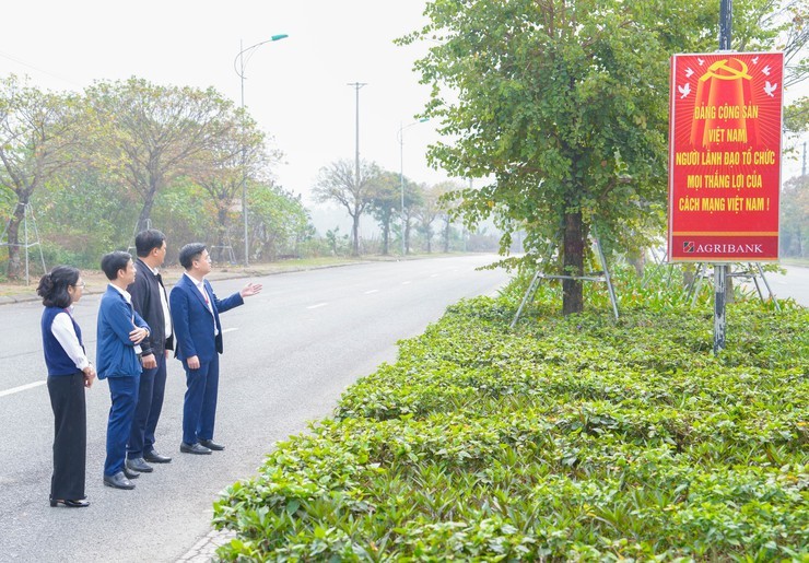 Agribank Quốc Oai trao 85 biển tuyên truyền về Đại hội Đảng