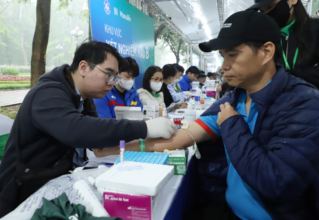 Hoạt động khám, tư vấn sức khỏe miễn phí thu hút đông đảo người dân tham gia trong khuôn khổ chương trình “Sống khỏe mỗi ngày - Vì một Việt Nam thật khỏe 2025”