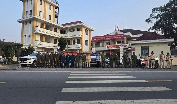 Lực lượng CSGT Tân Túc ra quân tuyên truyền kết hợp kiểm tra, xử lý vi phạm đối với hoạt động vận tải hành khách trên các tuyến giao thông trọng điểm khu vực cửa ngõ phía Tây TP Hồ Chí Minh (ảnh: PC08 Công an TP Hồ Chí Minh)