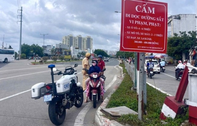 Cảnh báo nguy cơ mất an toàn giao thông đường sắt