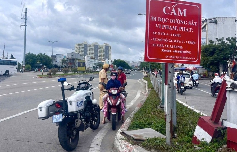 Cảnh báo nguy cơ mất an toàn giao thông đường sắt