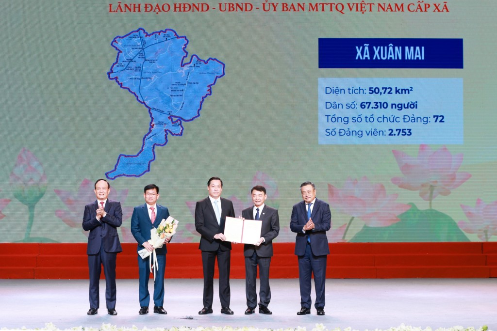 Lãnh đạo thành phố Hà Nội trao quyết định công tác cho lãnh đạo xã Xuân Mai (Ảnh: Tư liệu)