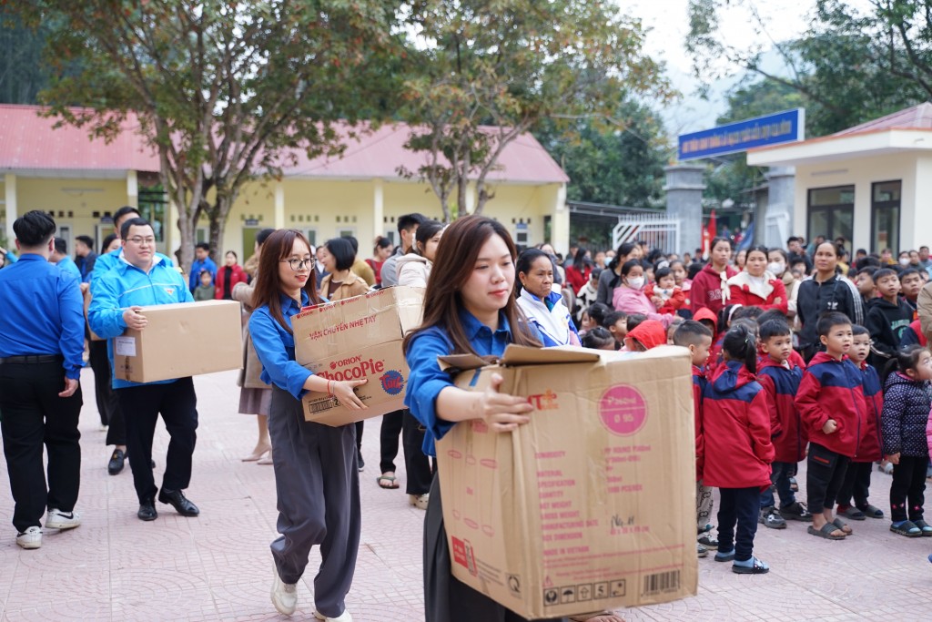 Tuổi trẻ EVNNPC viết tiếp hành trình “Trao yêu thương - Sáng biên cương”