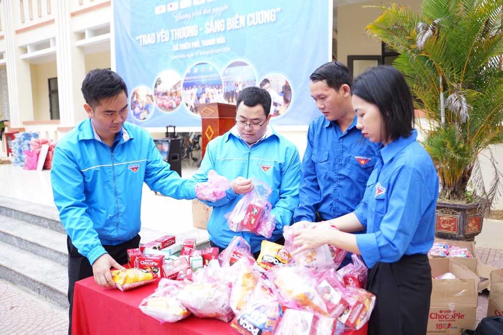 Những phần quà được đoàn viên thanh niên EVNNPC cùng các đơn vị chuẩn bị trao tới học sinh xã Thiên Phủ