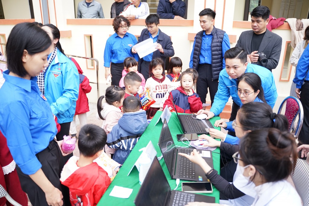 Đoàn Thanh niên EVNNPC phối hợp hỗ trợ các y bác sỹ Bệnh viện Nhi Hà Nội tổ chức khám sức khoẻ cho các em học sinh trên địa bàn xã Thiên Phủ - nơi vùng cao giáp biên giới của tỉnh Thanh Hoá