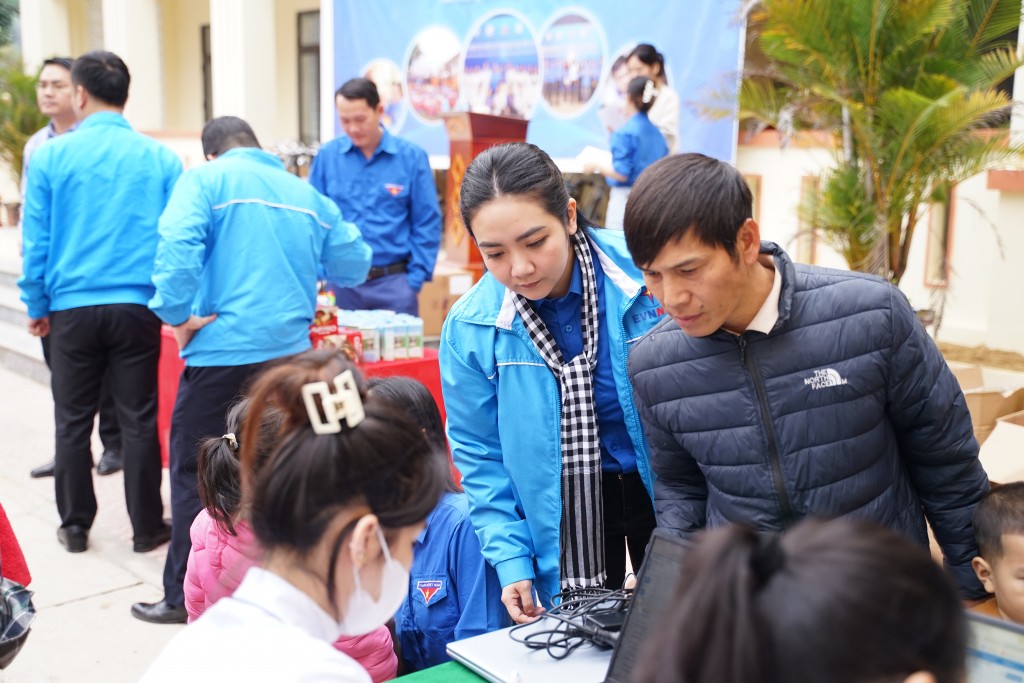 Tuổi trẻ EVNNPC viết tiếp hành trình “Trao yêu thương - Sáng biên cương”