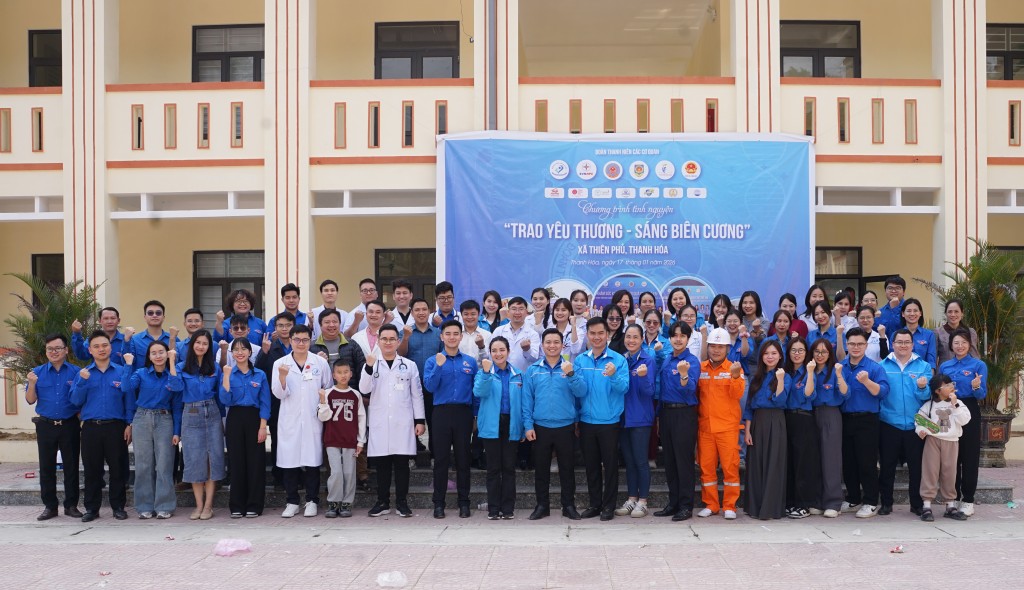 Đoàn Thanh niên EVNNPC phối hợp với Đoàn Thanh niên Bệnh viện Nhi Hà Nội và các đơn vị liên quan tổ chức chương trình “Trao yêu thương - Sáng biên cương” tại xã Thiên Phủ - khu vực miền núi thuộc tỉnh Thanh Hoá