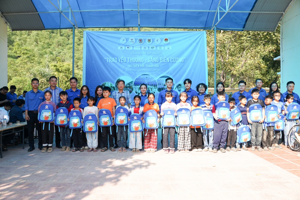 Đoàn Thanh niên EVNNPC cùng các đơn vị đồng hành trao tặng xe đạp, balo, sách vở, áo ấm tới các em học sinh xã Thiên Phủ