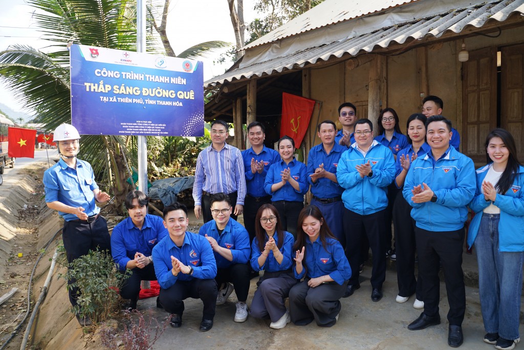 Đoàn Thanh niên EVNNPC trao tặng bà con xã Thiên Phủ công trình “Thắp sáng đường quê”