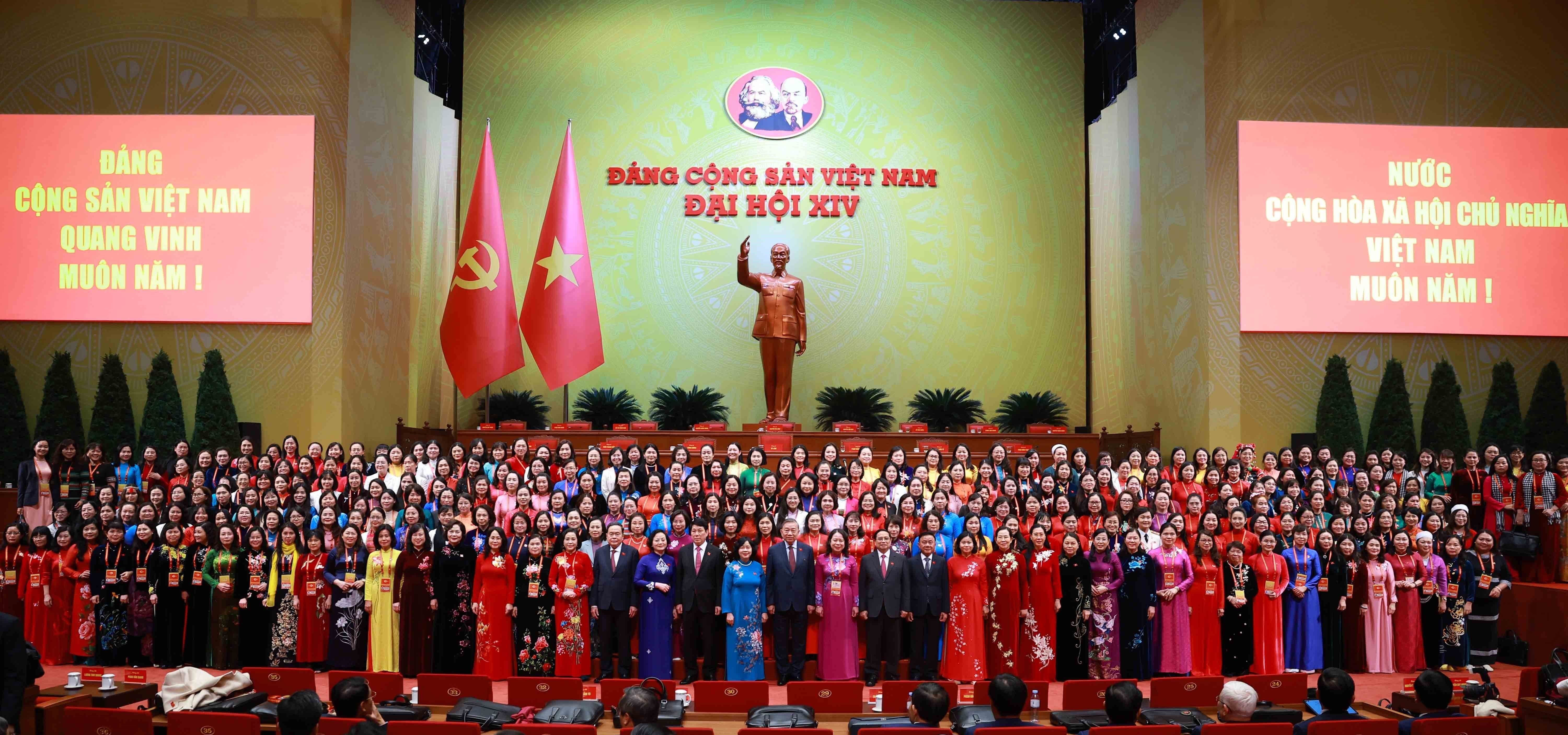 Lãnh đạo Đảng, Nhà nước chụp ảnh lưu niệm với các nữ đại biểu dự Đại hội XIV của Đảng (Ảnh: TTXVN)