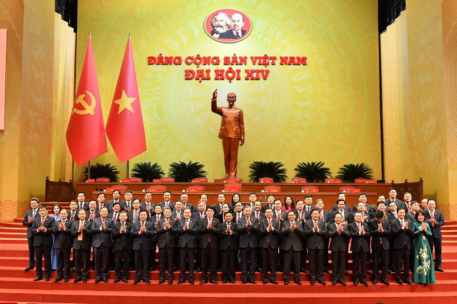 Các đại biểu đoàn Các cơ quan Đảng Trung ương chụp ảnh cùng Lãnh đạo Đảng, Nhà nước (Ảnh: TTXVN)