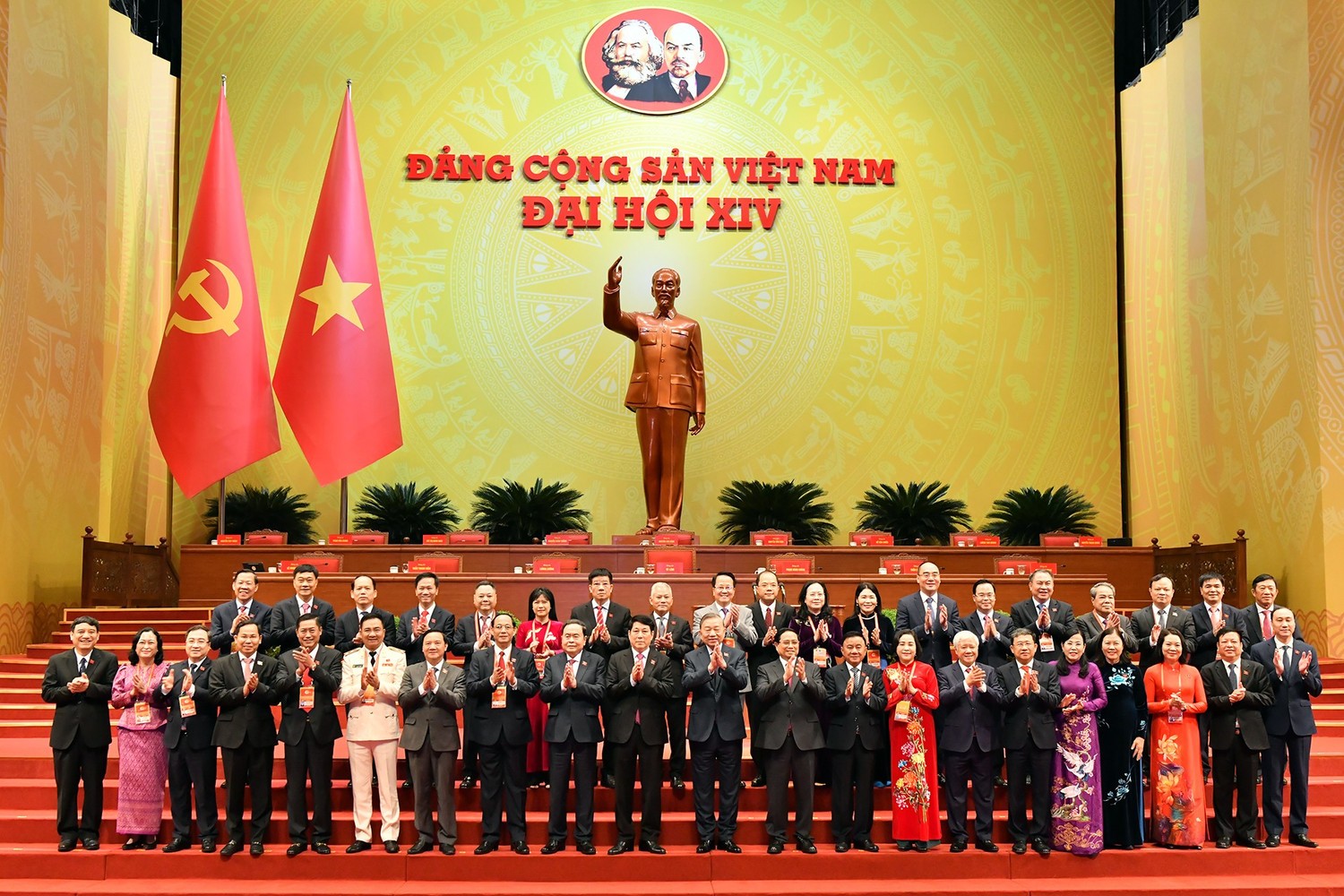 Các đại biểu đoàn Quốc hội chụp ảnh cùng Lãnh đạo Đảng, Nhà nước (Ảnh: TTXVN)