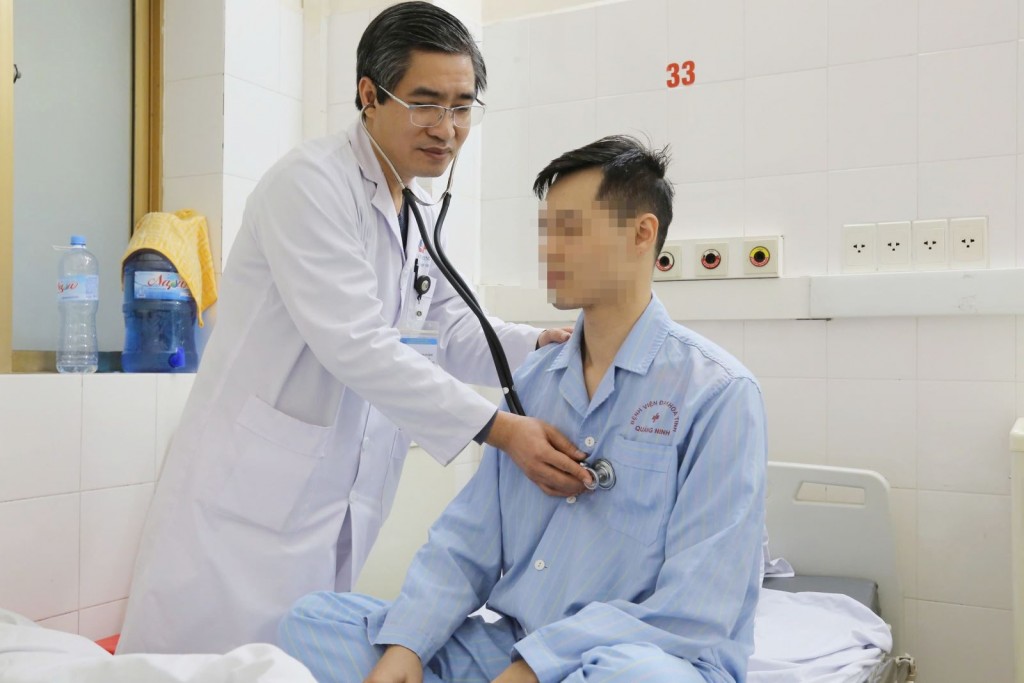 TTƯT.BsCKII Trần Quang Định, Trưởng khoa Phẫu thuật và Can thiệp Tim mạch, kiểm tra sức khỏe cho bệnh nhân sau can thiệp