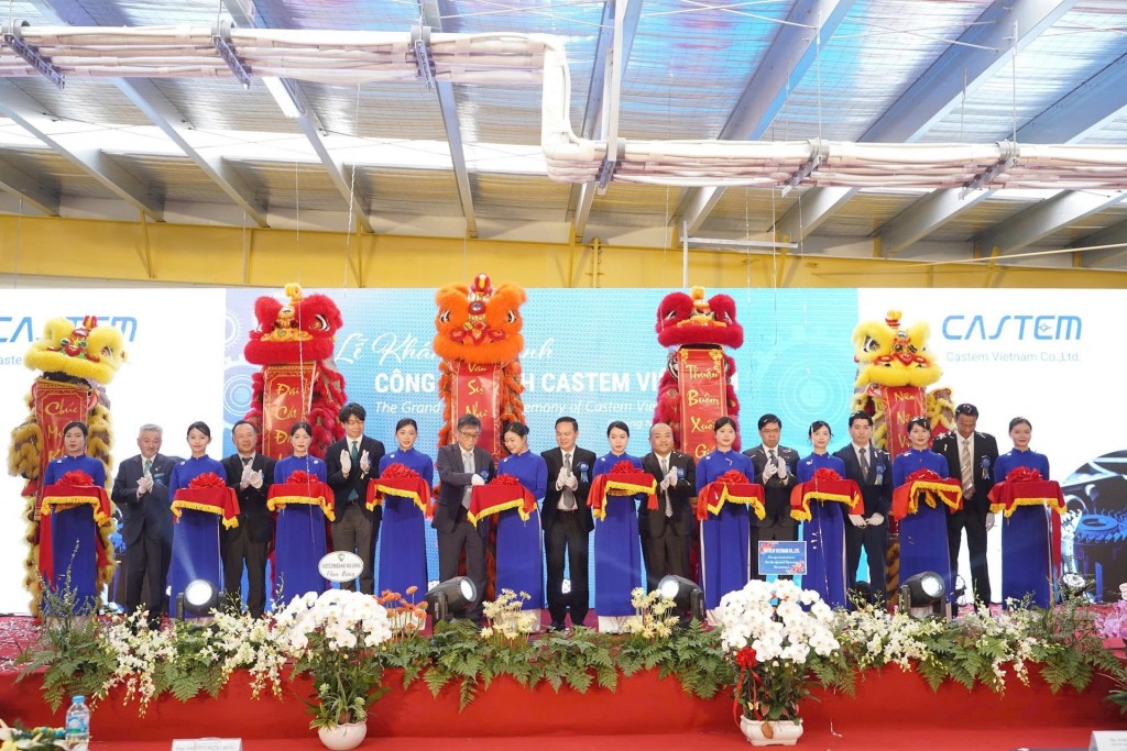 Các đại biểu cắt băng khánh thành nhà máy Castem Việt Nam.