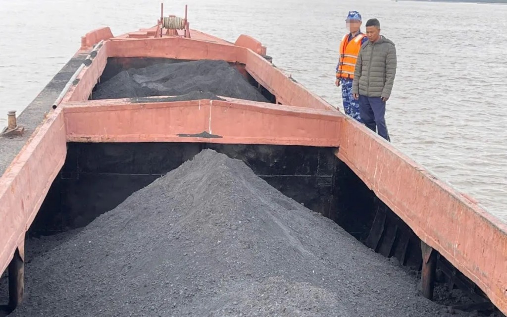 Tàu QN-4545 chở 150 tấn than cám không rõ nguồn gốc.