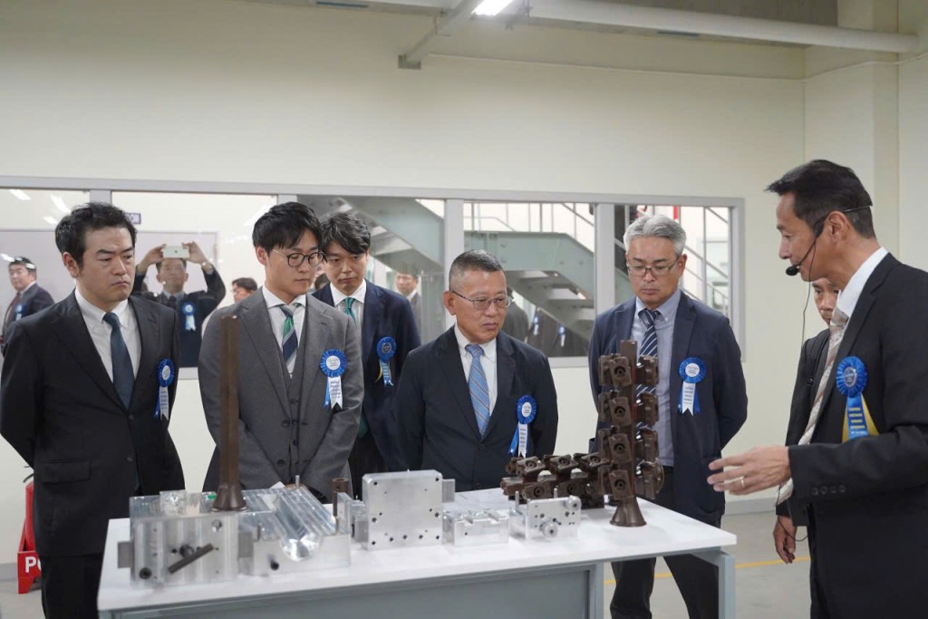 Các đại biểu thăm quan một số các sản phẩm được sản xuất tại nhà máy.