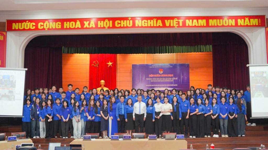 Đoàn viên thanh niên Học viện Chính trị quốc gia Hồ Chí Minh chụp ảnh lưu niệm trước Lễ Chào cờ chào mừng Đại hội Đại biểu toàn quốc lần thứ XIV của Đảng 