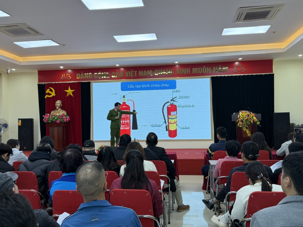 Công an phường Ba Đình tuyên truyền các kiến thức về PCCC&CNCH đối với Cán bộ, nhân viên doanh nghiệp, các hộ kinh doanh, chủ hộ gia đình trên địa bàn phường