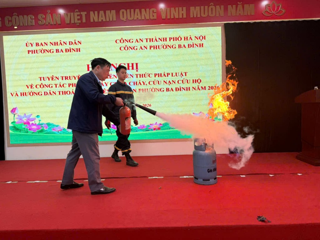 Đồng chí Hoa Anh Dũng, Phó Chánh Văn phòng HĐND, UBND phường, đã trực tiếp làm mẫu, hướng dẫn thực hành sử dụng các phương tiện chữa cháy, góp phần nâng cao hiệu quả công tác tuyên truyền tại Hội ngh