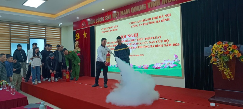 Học viên thực hành sử dụng phương tiện chữa cháy tại chỗ