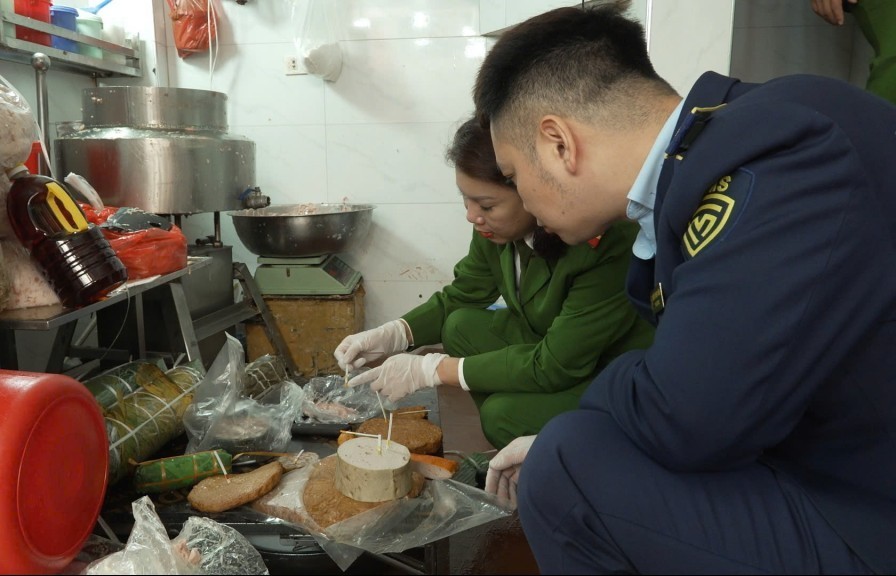 Phát hiện cơ sở làm giò chả sử dụng chất cấm