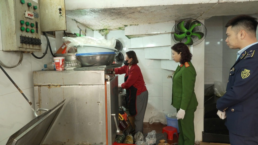 Đội 7 - Phòng Cảnh sát kinh tế phối hợp cùng Chi cục Quản lý thị trường Hà Nội tiến hành kiểm tra đột xuất cơ sở kinh doanh giò chả Yến Hiền tại số 5B phố Nguyễn Thiện Thuật, phường Hoàn Kiếm, Hà Nội