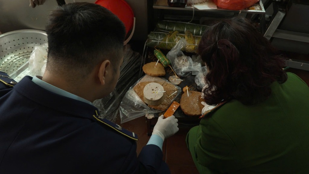 Qua kiểm tra, lực lượng chức năng phát hiện cơ sở này đang sản xuất 300kg giò chả có chứa hàn the