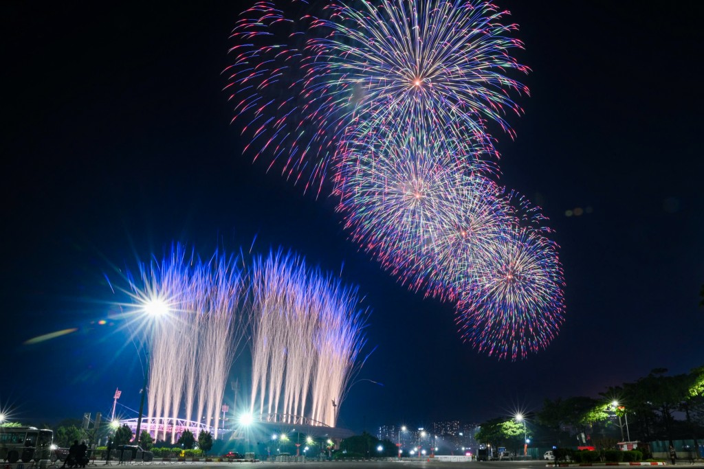 Người dân choáng ngợp trước màn sơ duyệt pháo hoa nghệ thuật tại Mỹ Đình