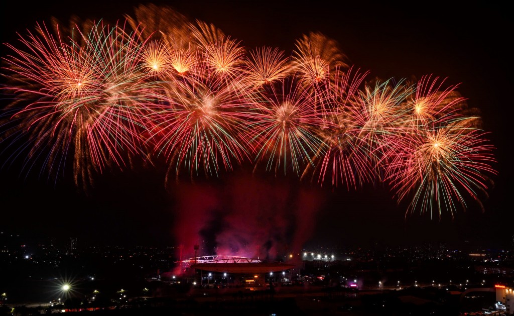 Người dân choáng ngợp trước màn sơ duyệt pháo hoa nghệ thuật tại Mỹ Đình