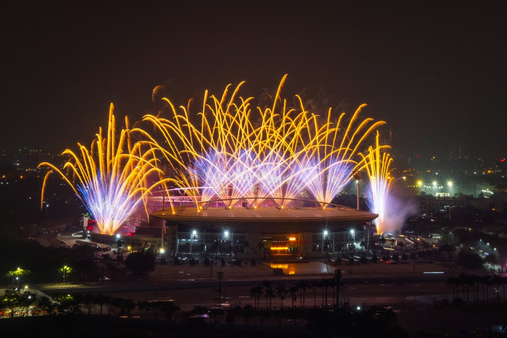 Người dân choáng ngợp trước màn sơ duyệt pháo hoa nghệ thuật tại Mỹ Đình