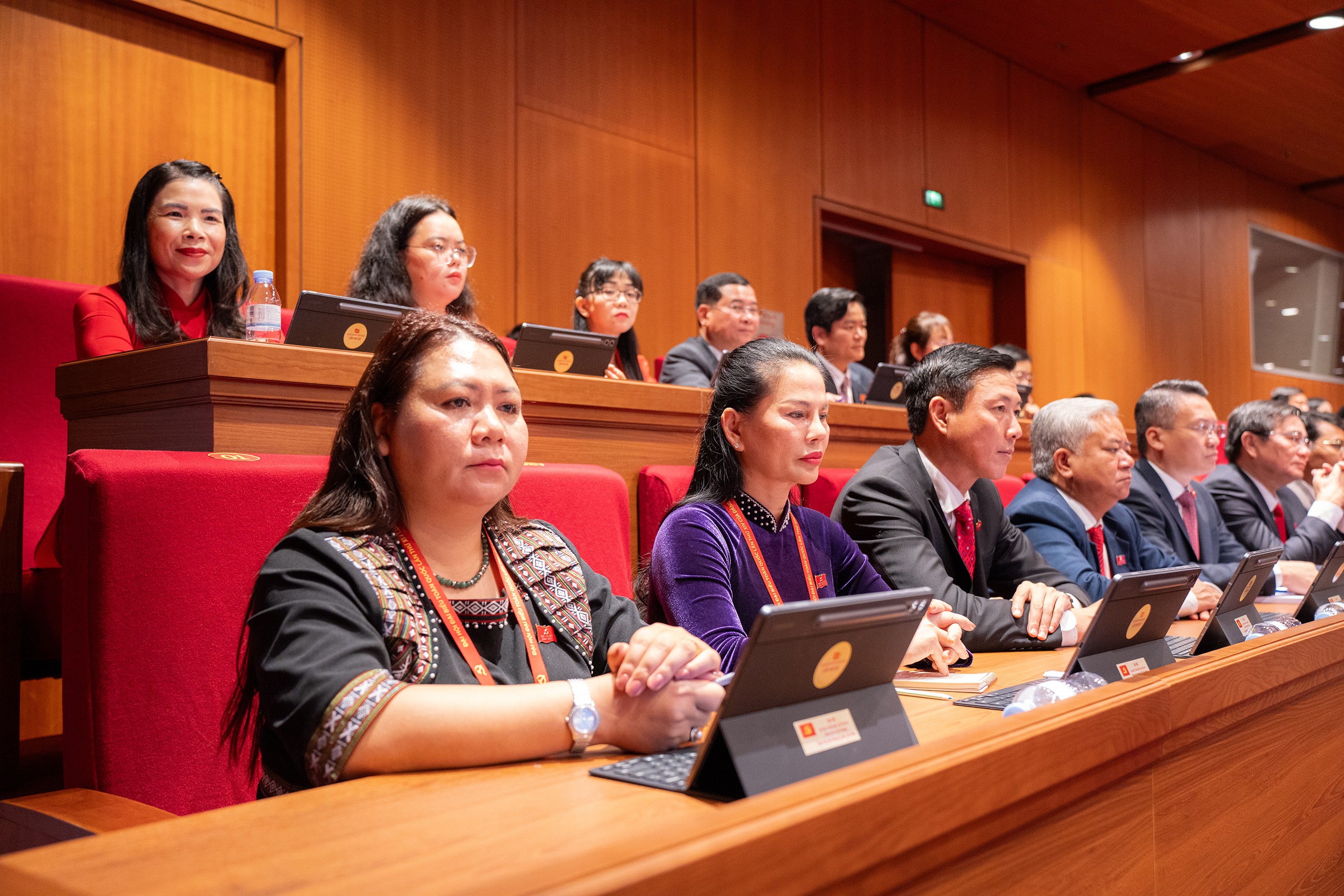 Các đại biểu tham dự tập trung tinh thần cho những quyết sách của Đại hội