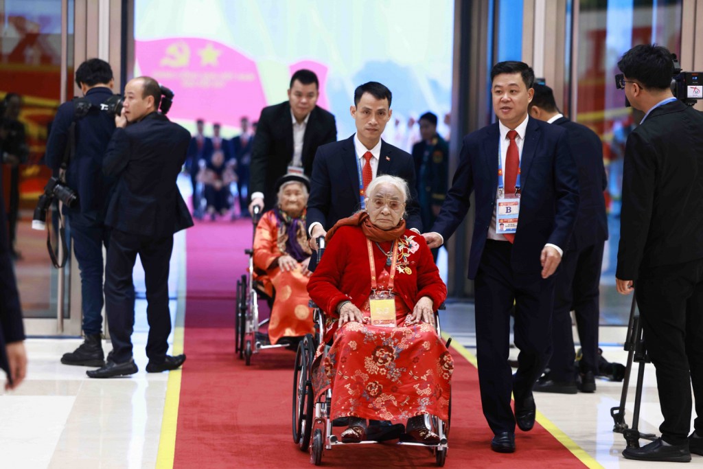 Các đại biểu Mẹ Việt Nam Anh hùng đến dự phiên khai mạc Đại hội XIV của Đảng